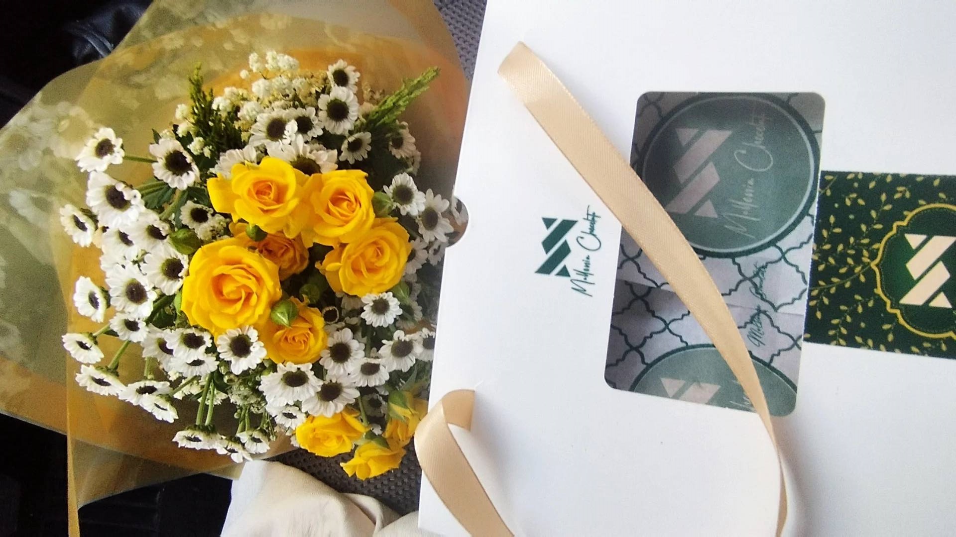 تجربه شکلات ملونیا